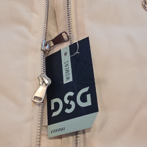 DSG Off White Women's Puffer Vest - Picture 7 of 7
